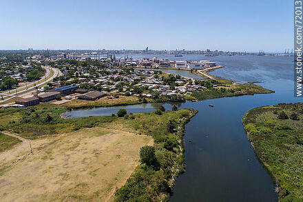 Vista aérea del arroyo Pantanoso en su desembocadura en el Río de la Plata - Departamento de Montevideo - URUGUAY. Foto No. 72013