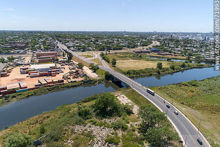 Vista aérea de la Av. Carlos Ma. Ramírez y el puente sobre el arroyo Pantanoso - Departamento de Montevideo - URUGUAY. Foto No. 71993