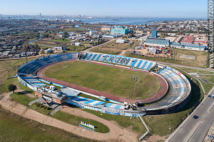 Vista aérea del estadio Luis Tróccoli del Club Atlético Cerro - Departamento de Montevideo - URUGUAY. Foto No. 72009