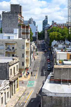 Vista aérea de la calle Gaboto - Departamento de Montevideo - URUGUAY. Foto No. 72028