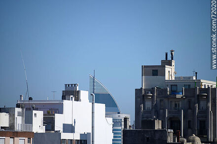 Torre de Antel asomando entre otros edificios - Departamento de Montevideo - URUGUAY. Foto No. 72020