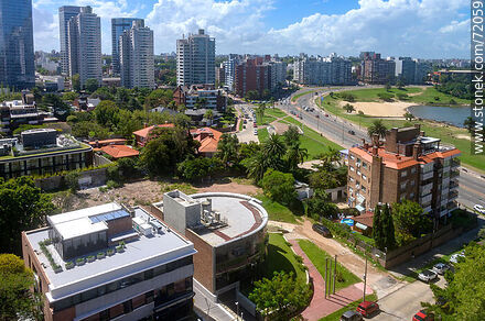 Vista aérea de edificios del barrio. Torres Náuticas, Caelus - Departamento de Montevideo - URUGUAY. Foto No. 72059