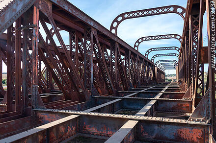 Tramos reticulados de puente ferroviario desmontados - Departamento de Florida - URUGUAY. Foto No. 72437