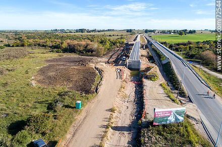 Vista aérea de la construcción de un tramo de vía férrea y un puente - Departamento de Florida - URUGUAY. Foto No. 72544