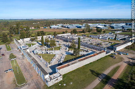 Vista aérea del cementerio. Al fondo, la zona franca - Departamento de Florida - URUGUAY. Foto No. 72508