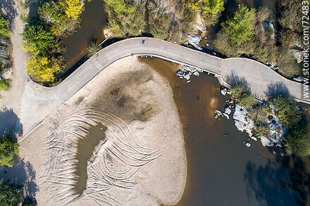 Vista aérea cenital del río Santa Lucía y una playita - Departamento de Florida - URUGUAY. Foto No. 72483