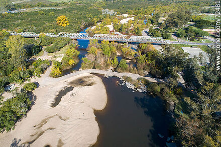 Vista aérea del puente de acceso a la capital cruzando el río Santa Lucía en otoño - Departamento de Florida - URUGUAY. Foto No. 72481