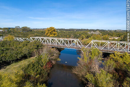 Vista aérea del puente del acceso a la capital cruzando el río Santa Lucía en otoño - Departamento de Florida - URUGUAY. Foto No. 72473
