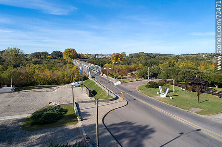 Vista aérea del puente del acceso a la capital cruzando el río Santa Lucía en otoño - Departamento de Florida - URUGUAY. Foto No. 72471