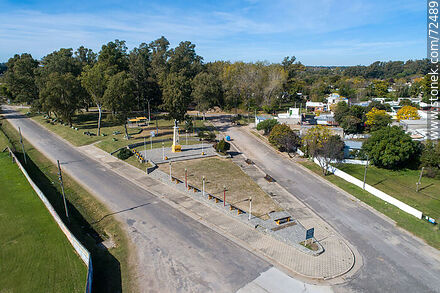 Vista aérea de la Plaza de los Inmigrantes y San Cono - Departamento de Florida - URUGUAY. Foto No. 72489