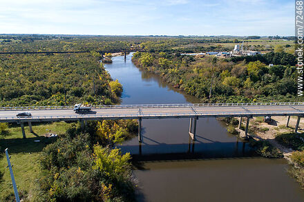 Vista aérea del puente carretero de Ruta 5 sobre el río Santa Lucía - Departamento de Florida - URUGUAY. Foto No. 72468
