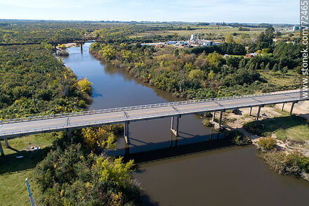 Vista aérea del puente carretero de Ruta 5 sobre el río Santa Lucía - Departamento de Florida - URUGUAY. Foto No. 72465