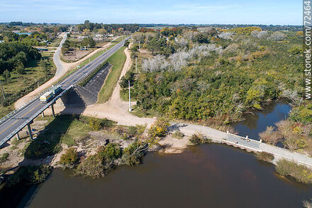 Vista aérea del puente carretero de Ruta 5 sobre el río Santa Lucía - Departamento de Florida - URUGUAY. Foto No. 72464
