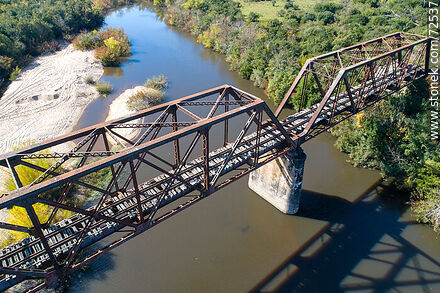 Vista aérea del puente ferroviario que cruza el río Santa Lucía en Florida - Departamento de Florida - URUGUAY. Foto No. 72537