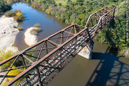 Vista aérea del puente ferroviario que cruza el río Santa Lucía en Florida - Departamento de Florida - URUGUAY. Foto No. 72536