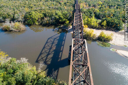 Vista aérea del puente ferroviario que cruza el río Santa Lucía en Florida - Departamento de Florida - URUGUAY. Foto No. 72522