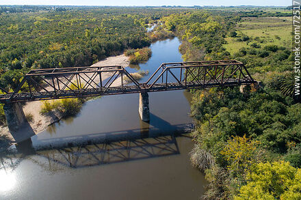 Vista aérea del puente ferroviario que cruza el río Santa Lucía en Florida - Departamento de Florida - URUGUAY. Foto No. 72517