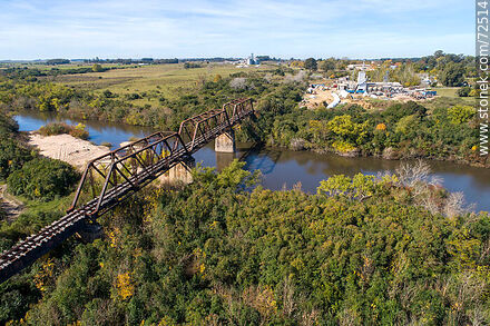 Vista aérea del puente ferroviario que cruza el río Santa Lucía en Florida - Departamento de Florida - URUGUAY. Foto No. 72514