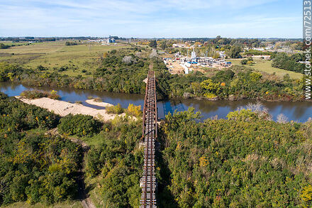 Vista aérea del puente ferroviario que cruza el río Santa Lucía en Florida - Departamento de Florida - URUGUAY. Foto No. 72513