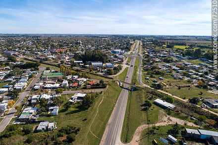 Vista aérea de la Ruta 5 y el cruce con la vía férrea - Departamento de Florida - URUGUAY. Foto No. 72510