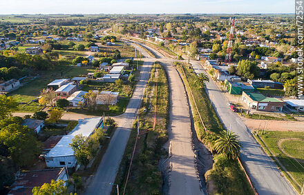 Vista aérea de las calles Lavalleja y Rivera y la nueva ruta ferroviaria en obra. A.2021 - Departamento de Florida - URUGUAY. Foto No. 72554