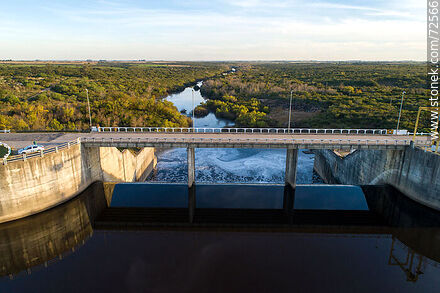 Vista aérea del puente de ruta 76 sobre el río Santa Lucía y represa de Paso Severino - Departamento de Florida - URUGUAY. Foto No. 72566