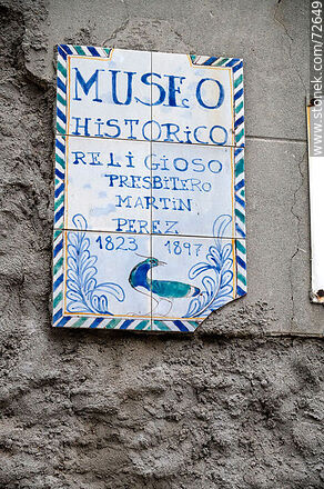 Placa en azulejos del Museo Histórico Religioso Presbítero Martín Pérez en Solís y Cerrito - Departamento de Montevideo - URUGUAY. Foto No. 72649