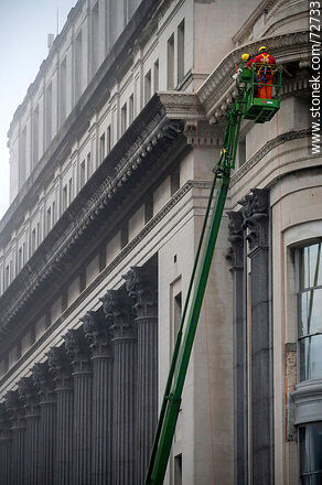 Reparaciones en altura del Banco República de la calle Cerrito - Departamento de Montevideo - URUGUAY. Foto No. 72733