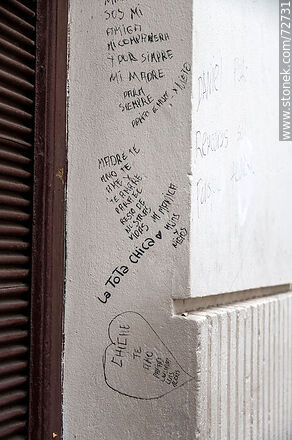 Inscripciones frente a la entrada del hospital Maciel - Departamento de Montevideo - URUGUAY. Foto No. 72731