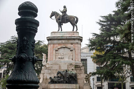 Estatua monumento de Bruno Mauricio de Zabala - Departamento de Montevideo - URUGUAY. Foto No. 72657