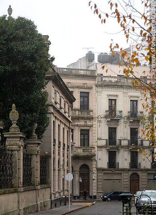 1 de Mayo Street in front of Zabala Square - Department of Montevideo - URUGUAY. Photo #72670