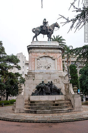 Estatua monumento de Bruno Mauricio de Zabala - Departamento de Montevideo - URUGUAY. Foto No. 72676