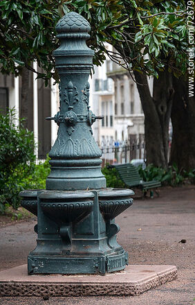 Antiguos bebederos de la plaza Zabala - Departamento de Montevideo - URUGUAY. Foto No. 72679