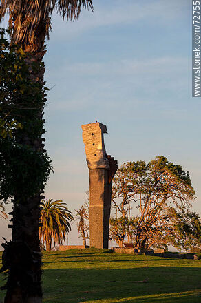 Monumento en honor a Abel Carlevaro - Departamento de Montevideo - URUGUAY. Foto No. 72755