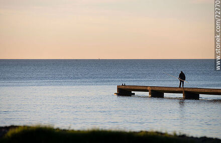 Muelle con un pescador tempranero - Departamento de Montevideo - URUGUAY. Foto No. 72770