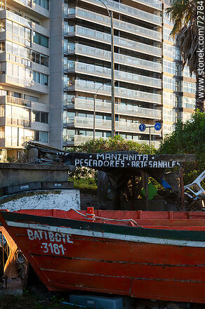 Batibote frente a la rambla Gandhi - Departamento de Montevideo - URUGUAY. Foto No. 72784