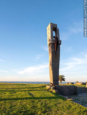 Monumento en honor a Abel Carlevaro - Departamento de Montevideo - URUGUAY. Foto No. 72758