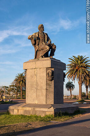 Monumento estatua de Juan Zorrilla de San Martín en la rambla Gandhi - Departamento de Montevideo - URUGUAY. Foto No. 72789
