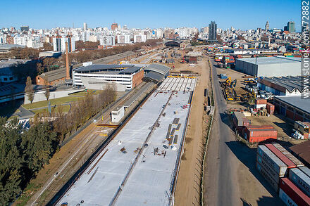 Vista aérea de la construcción del viaducto sobre la rambla Sudamérica al lado del puerto - Departamento de Montevideo - URUGUAY. Foto No. 72882
