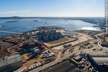Vista aérea de un sector del puerto con silos y automóviles - Departamento de Montevideo - URUGUAY. Foto No. 72874