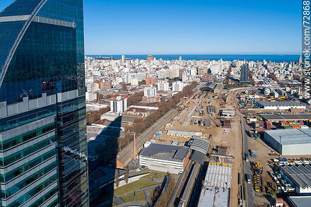 Vista aérea de la construcción del viaducto sobre la rambla Sudamérica al lado del puerto - Departamento de Montevideo - URUGUAY. Foto No. 72868