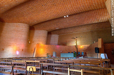 Vista general del interior de la iglesia del Cristo Obrero en Estación Atlántida - Departamento de Canelones - URUGUAY. Foto No. 72904