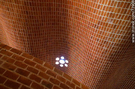 Detalle del techo curvo y lucernario de la iglesia del Cristo Obrero de Eladio Dieste - Departamento de Canelones - URUGUAY. Foto No. 72908