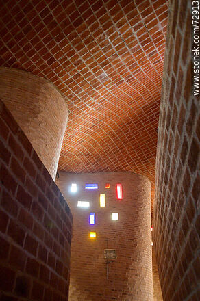 Techo y paredes curvas de ladrillos del interior de la iglesia del Cristo Obrero de Eladio Dieste - Departamento de Canelones - URUGUAY. Foto No. 72913
