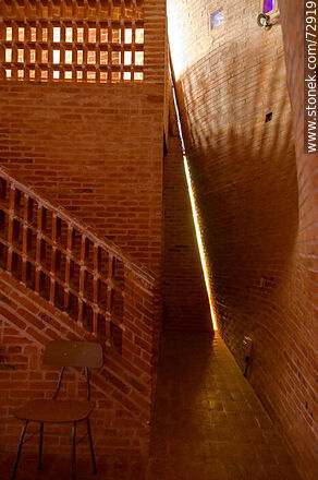 Detalle de pared curva y escalera al coro de la iglesia del Cristo Obrero de Eladio Dieste - Departamento de Canelones - URUGUAY. Foto No. 72919