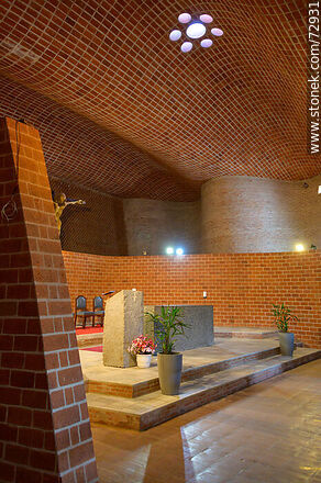 Vista del altar, techo y paredes curvas de la iglesia del Cristo Obrero de Eladio Dieste - Departamento de Canelones - URUGUAY. Foto No. 72931