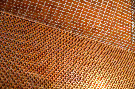 Detalle de un lateral y pared de ladrillos - Departamento de Canelones - URUGUAY. Foto No. 72932