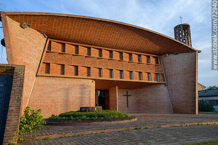 Frente de la iglesia de Estación Atlántida Cristo Obrero y Nuestra Señora de Lourdes del arquitecto Eladio Dieste - Departamento de Canelones - URUGUAY. Foto No. 72940