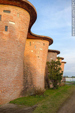 Paredes curvas exteriores  de la iglesia del Cristo Obrero de Eladio Dieste - Departamento de Canelones - URUGUAY. Foto No. 72943