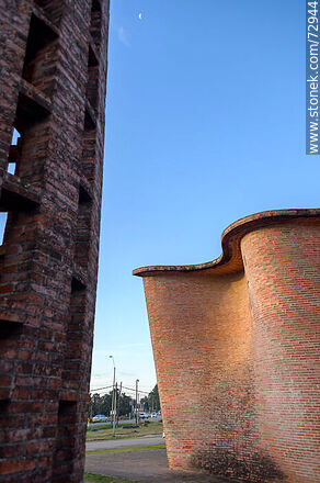 Paredes curvas exteriores  de la iglesia del Cristo Obrero de Eladio Dieste - Departamento de Canelones - URUGUAY. Foto No. 72944